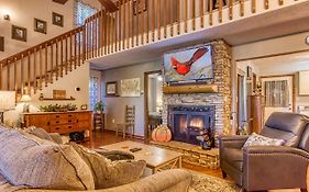 Cozy Cabin With Mountain Views Near Skylift Park!
